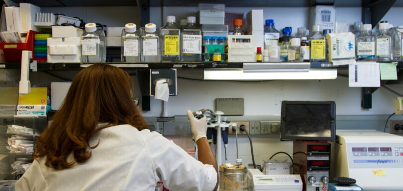 A specialist explaining Genetic Testing for Psychiatry Miami and pharmacogenomics testing Florida results at the Hidalgo TMS genetic testing facility.
