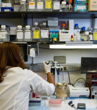 A specialist explaining Genetic Testing for Psychiatry Miami and pharmacogenomics testing Florida results at the Hidalgo TMS genetic testing facility.