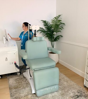 Diagram showing How TMS Therapy Works using magnetic brain stimulation as a non-invasive depression treatment for brain circuit regulation.