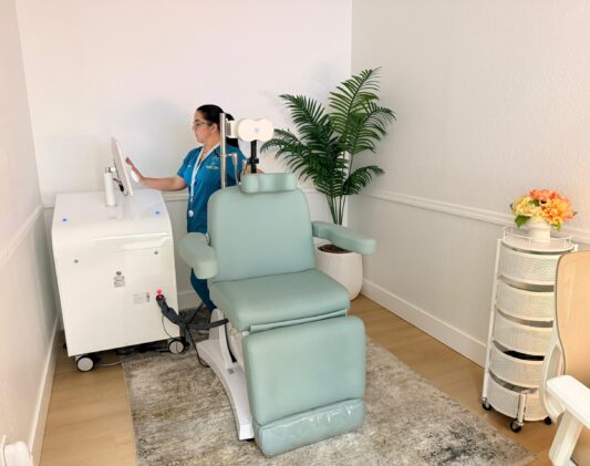 Diagram showing How TMS Therapy Works using magnetic brain stimulation as a non-invasive depression treatment for brain circuit regulation.