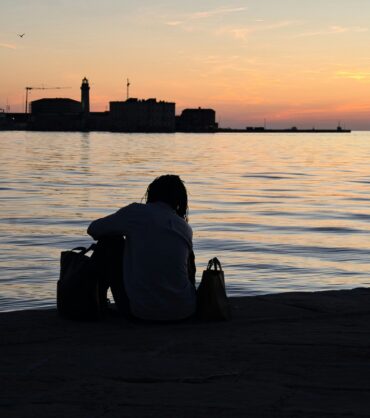 A patient learning how to stop intrusive thoughts fast and managing intrusive thoughts through TMS therapy for OCD at Hidalgo TMS, a premier OCD treatment Miami provider and Miami mental health clinic.