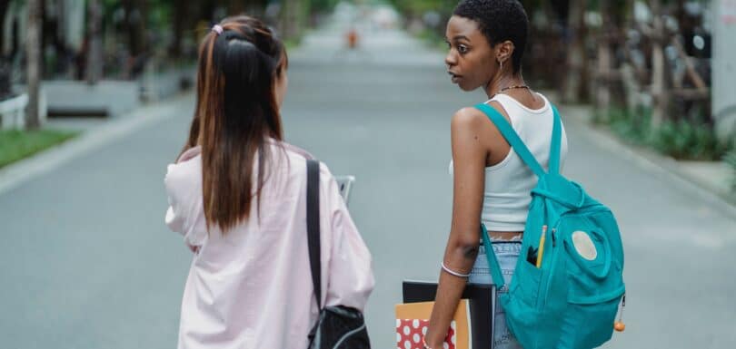 Estudiante universitaria que maneja el estrés y representa la atención de la salud mental estudiantil en Miami.