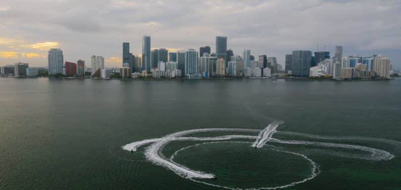 Escenario de Miami Beach que representa la terapia TMS para el bienestar.